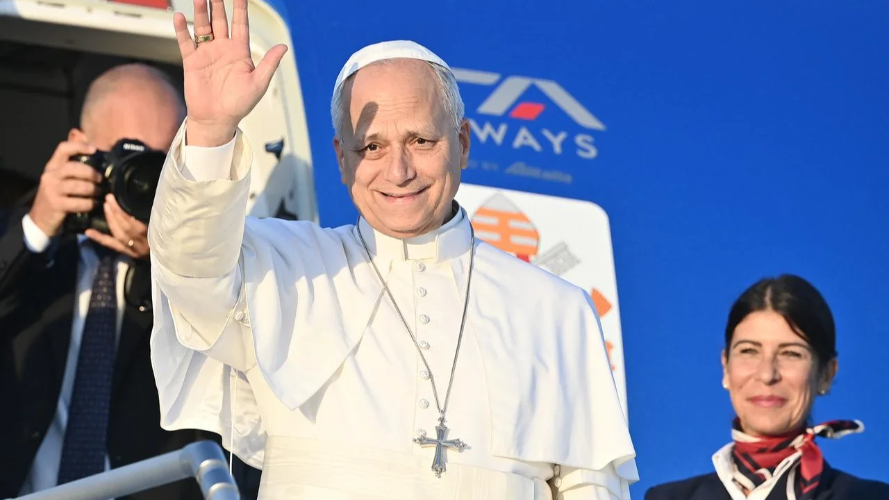 Papa Leo 18 yılın ardından Fransa'da: Halkı selamladı