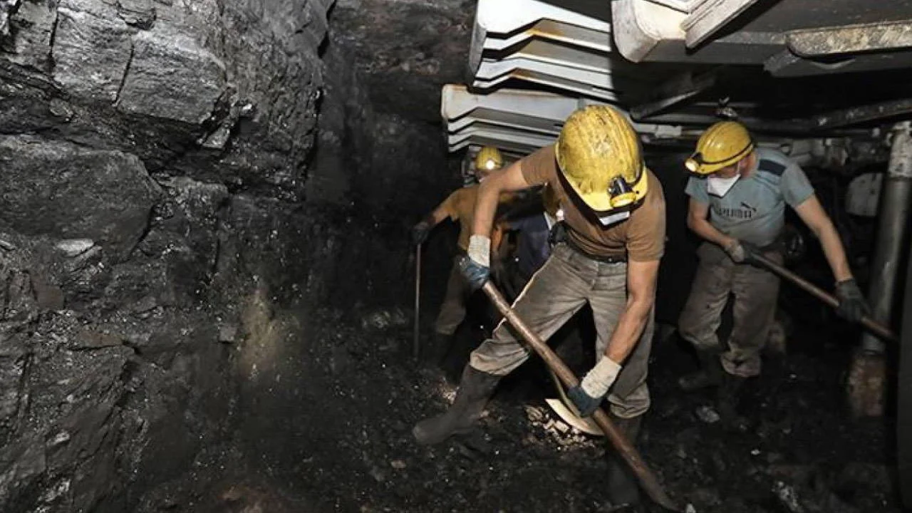 Soma'da maden ocağında göçük: 5 işçi aranıyor