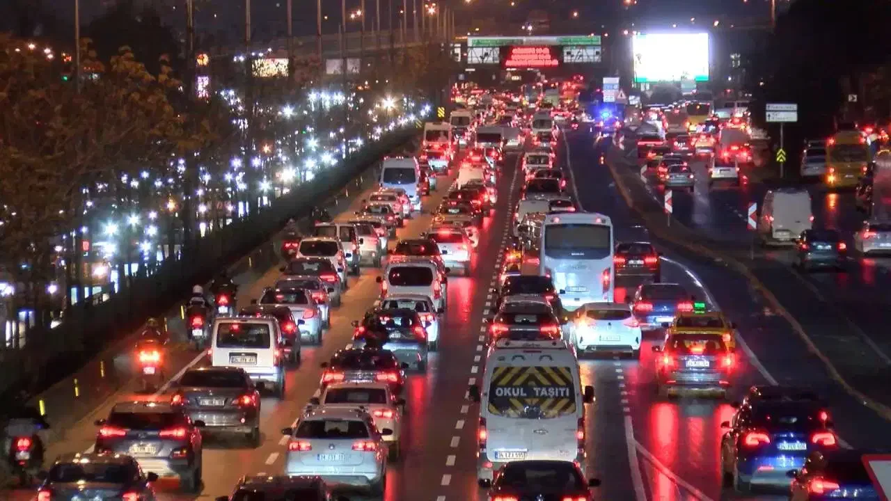 Sağanak yağış ve Şampiyonlar Ligi maçı trafiği kilitledi!