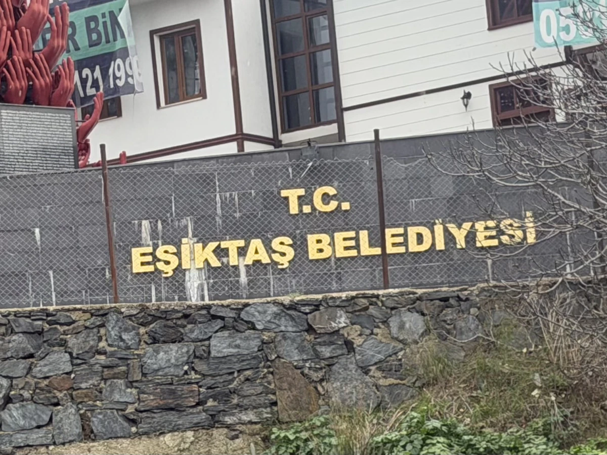 Beşiktaş Belediyesi Logosu’nda ‘B’ Harfi Düşmüş! Köprüden Geçenler Şaşkın
