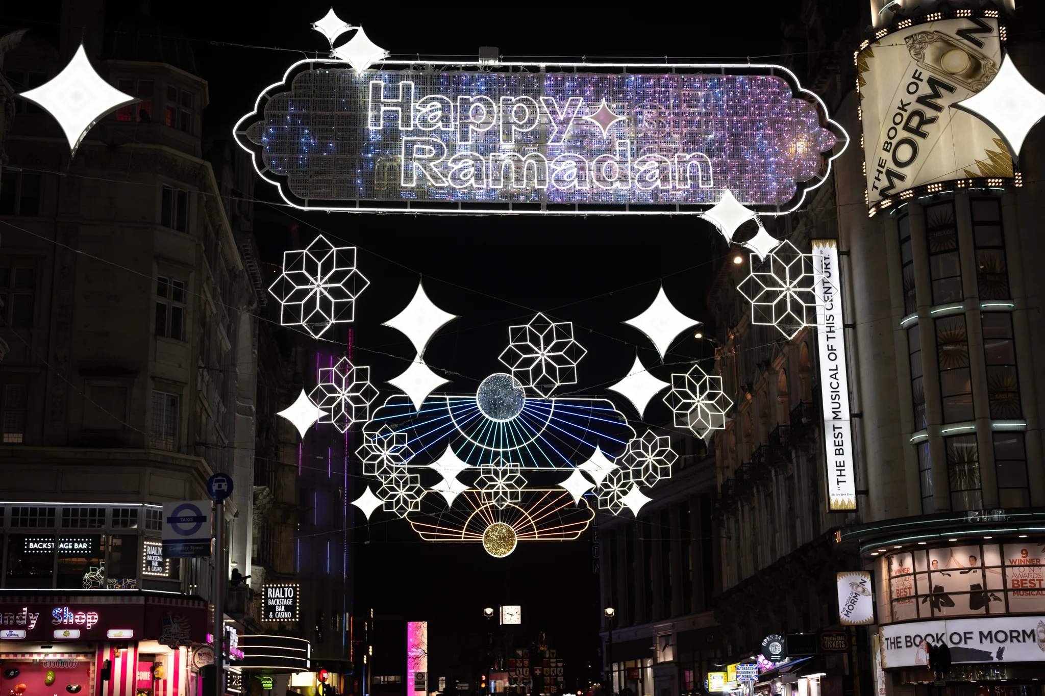 Londra Coventry Caddesi Ramazan Işıkları 2026: 4. Kez Işıl Işıl Parlıyor!