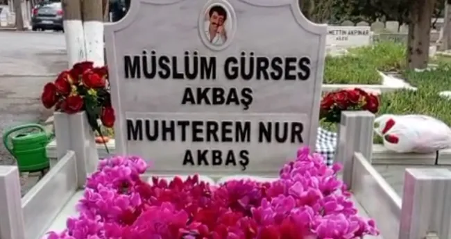 Müslüm Gürses 13. Ölüm Yıldönümünde Mezarında Anılıyor: Hayranları Zincirlikuyu Mezarlığını Çiçek Bahçesine Dönüştürdü!