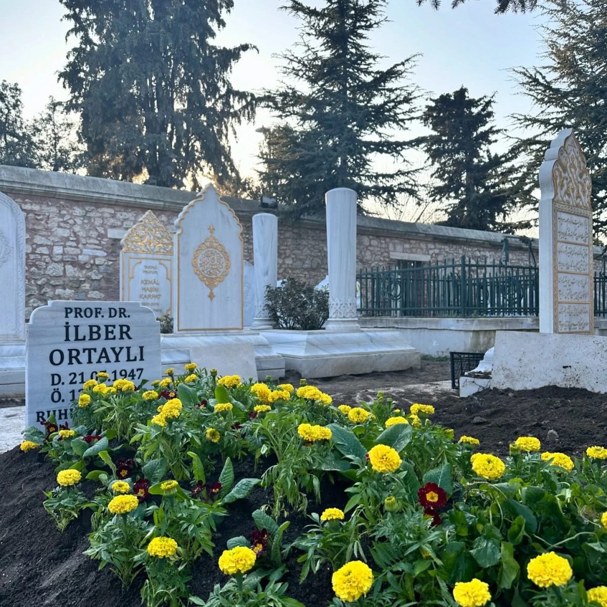Türkiye’nin “Tarihi Sevdiren Adamı” İlber Ortaylı Hocası Halil İnalcık’ın Yanında, Fatih Camii Haziresi’nde Sonsuzluğa Uğurlandı