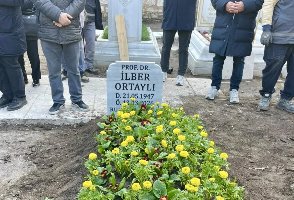 İlber Ortaylı Bugün Fatih Camii Haziresi’nde Toprağa Verildi – Binlerce Seveni Gözyaşlarıyla Uğurladı