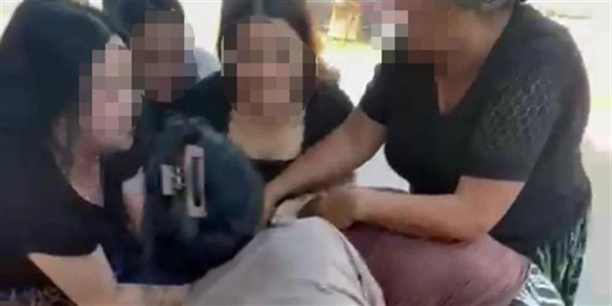 Genç kadını çocuğunun yanında döverken videoya çektiler