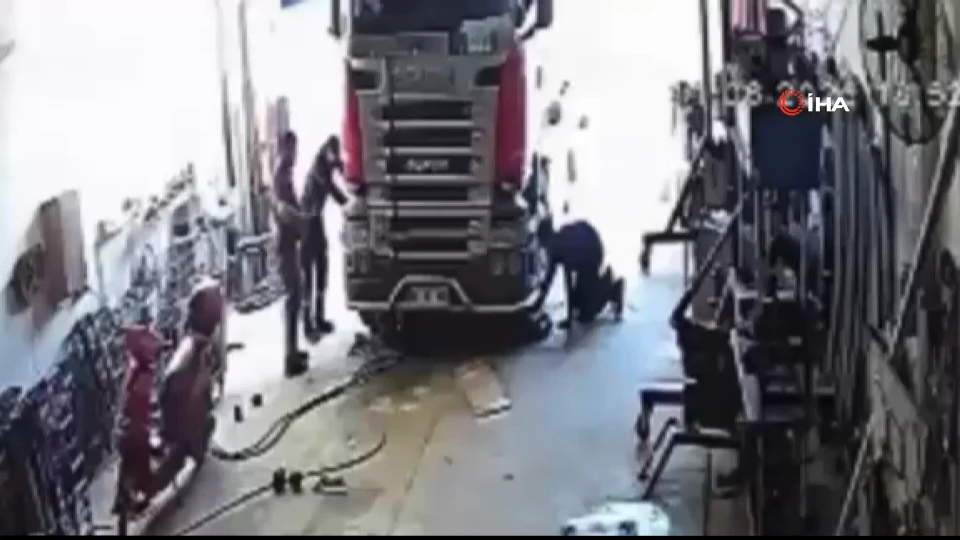 Tırın altında kalan baba oğluyla beraber esnafın müdahalesiyle kurtarıldı