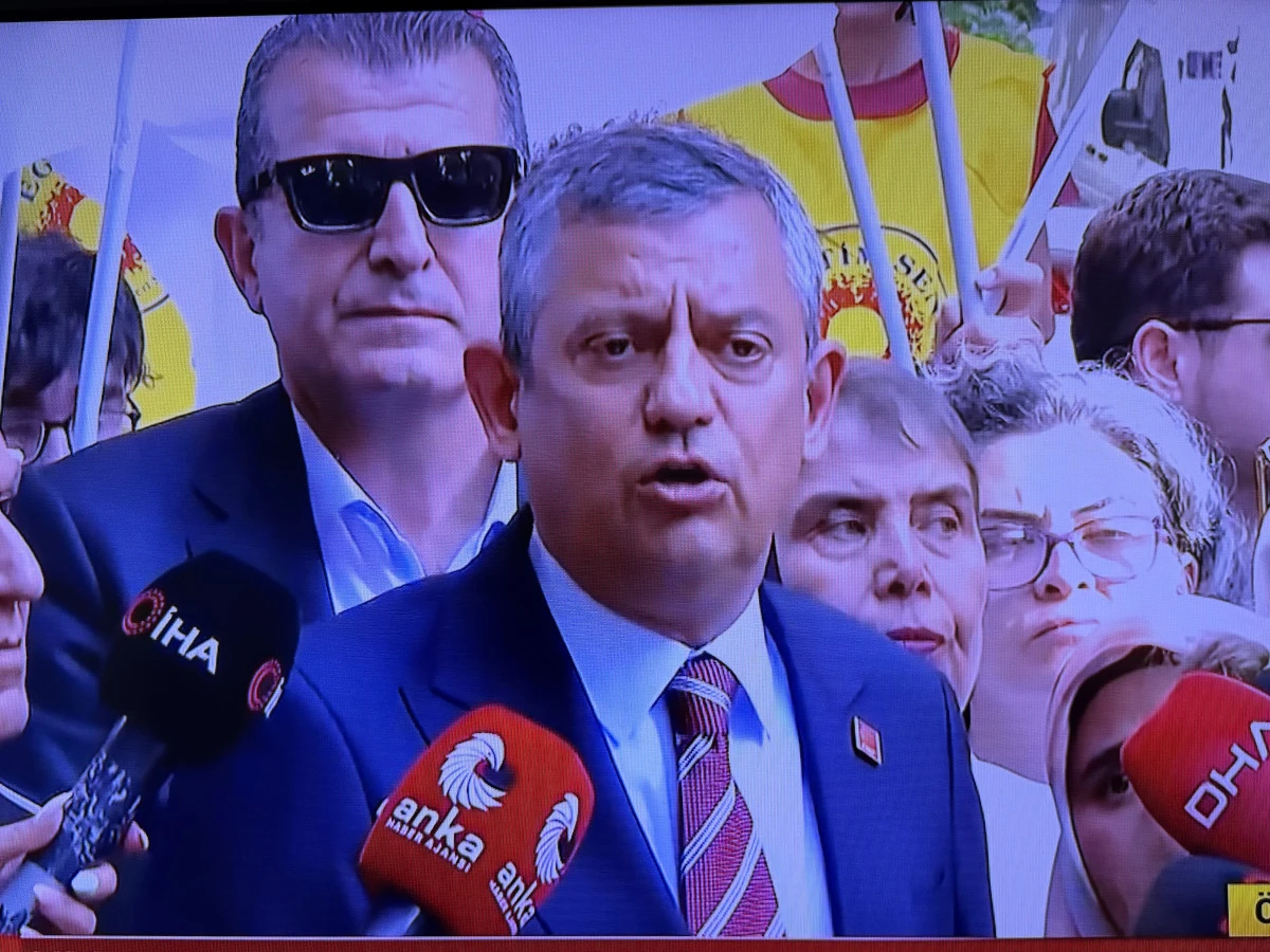 ÖZGÜR ÖZEL'DEN ANKARA'DAKİ ÖĞRETMEN EYLEMİNE DESTEK: “MÜLAKAT KALDIRILMALI”