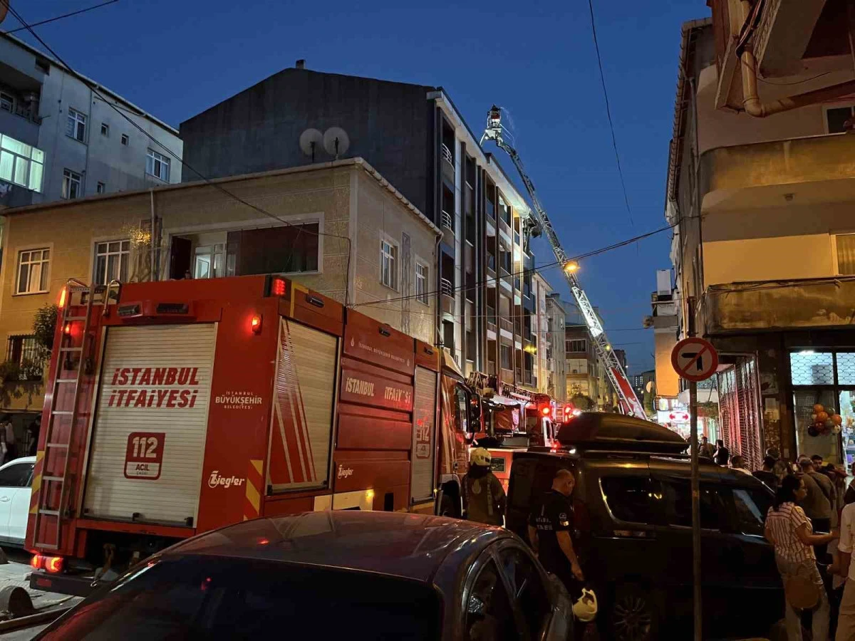 Esenler’de bir binada çıkan yangın çatıya sirayet etti
