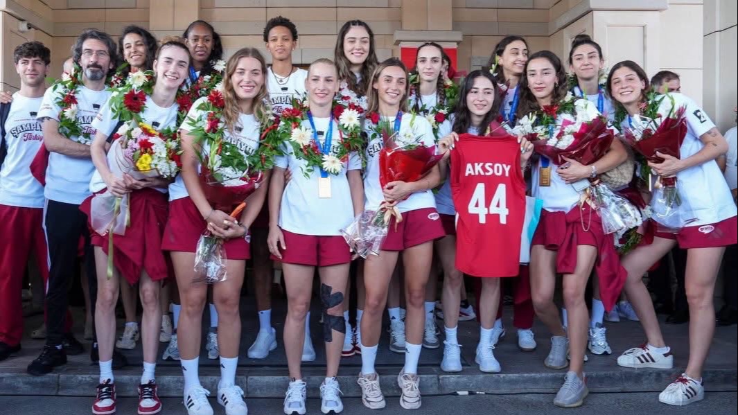 Davut Gül Türk Voleybol Milli Takımını karşıladı