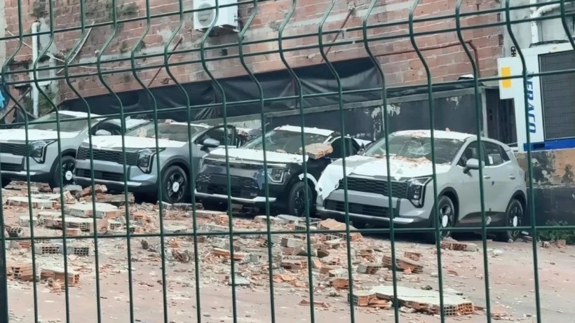 Kağıthane duvar çökme olayı: 12 sıfır kilometre araç hasar gördü