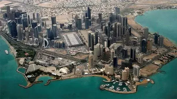 Bahreyn Veliaht Prensi, Malezya’da düzenlenen Formula 1 Bahreyn Grand Prix’sinde Team Bahrain üyeleriyle 
