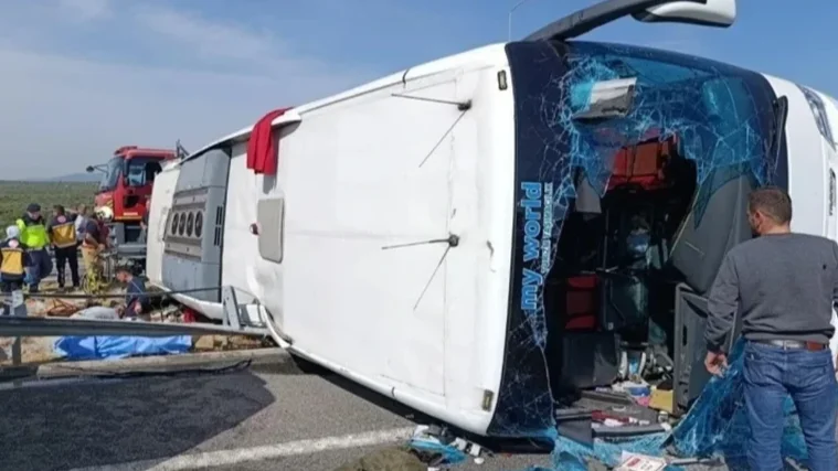 Manisa yolcu otobüsü ile çekici kazası: 11 ölü, 27 yaralı