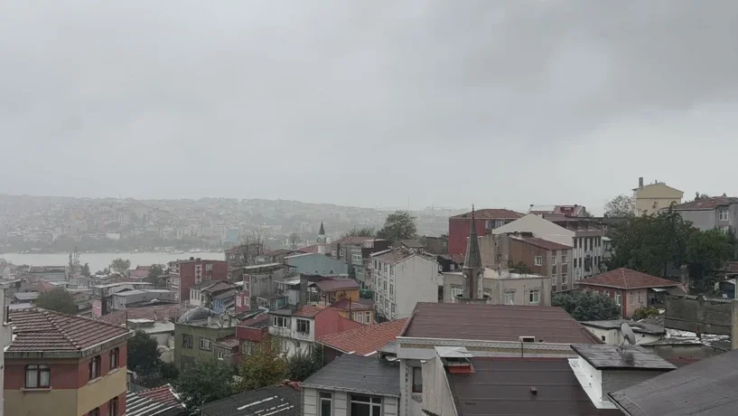 İstanbul kara bulutların geçişi ile görüntülendi