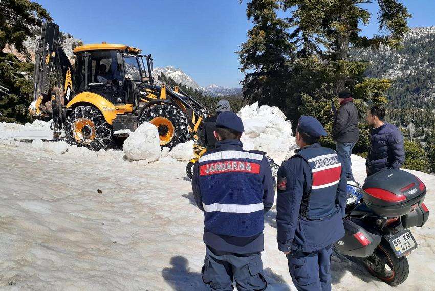 Kara saplanan  4 kişi kurtarıldı