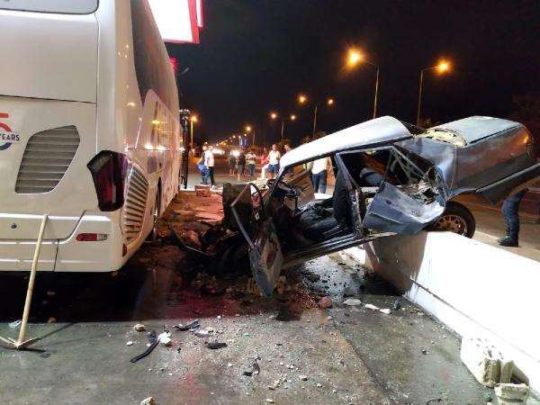 Otomobil otobüse çarptı: 1 yaralı