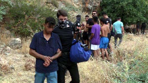 Plajda hırsızlık yaptılar, saklanırken yakalandılar