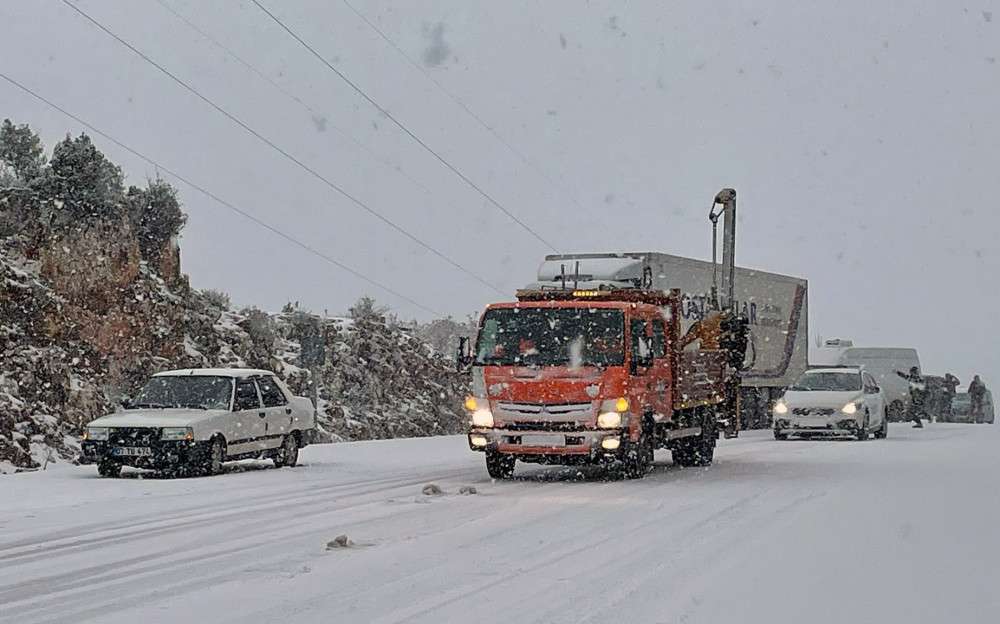 Antalya'da kar yağışı; araçlar D400 yolunda kaldı