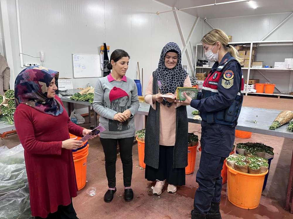 Fabrikada çalışan kadınlara aile içi şiddet anlatıldı