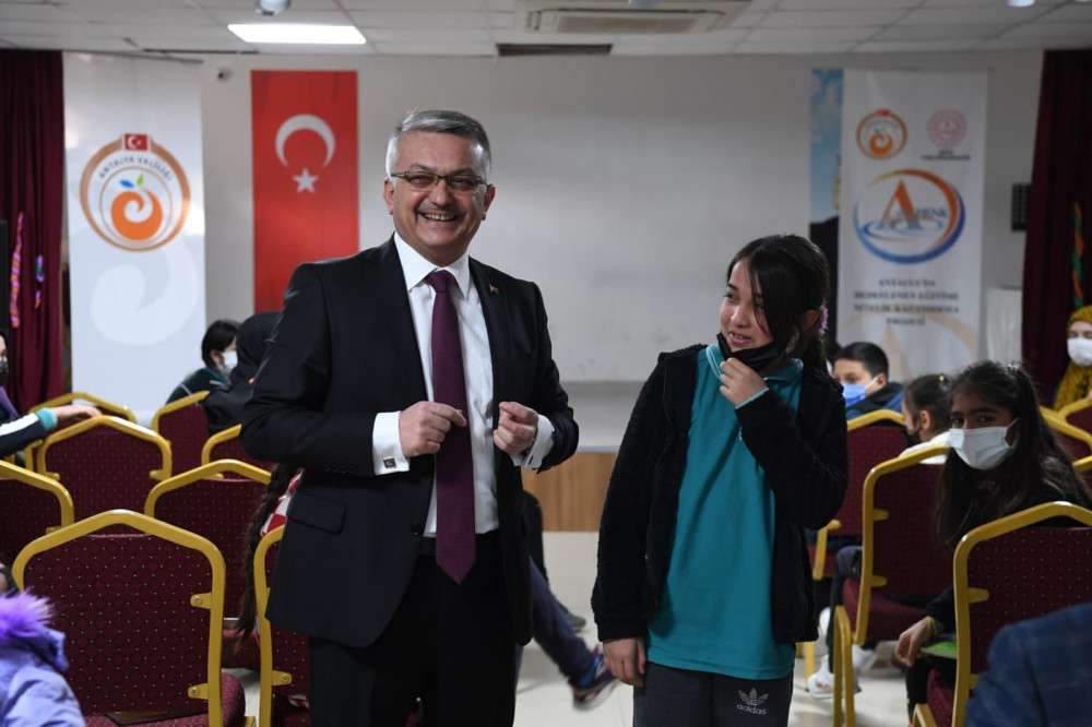 Gelecek için gençlerimize dokunmalıyız