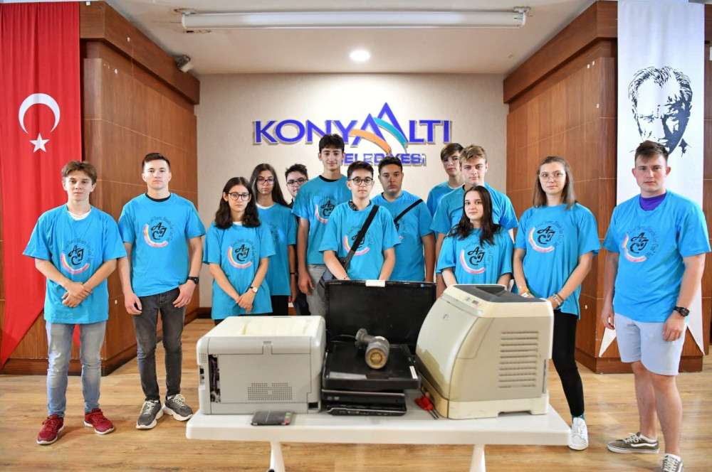 Konyaaltı Romanyalı öğrencilerin yüzünü güldürdü