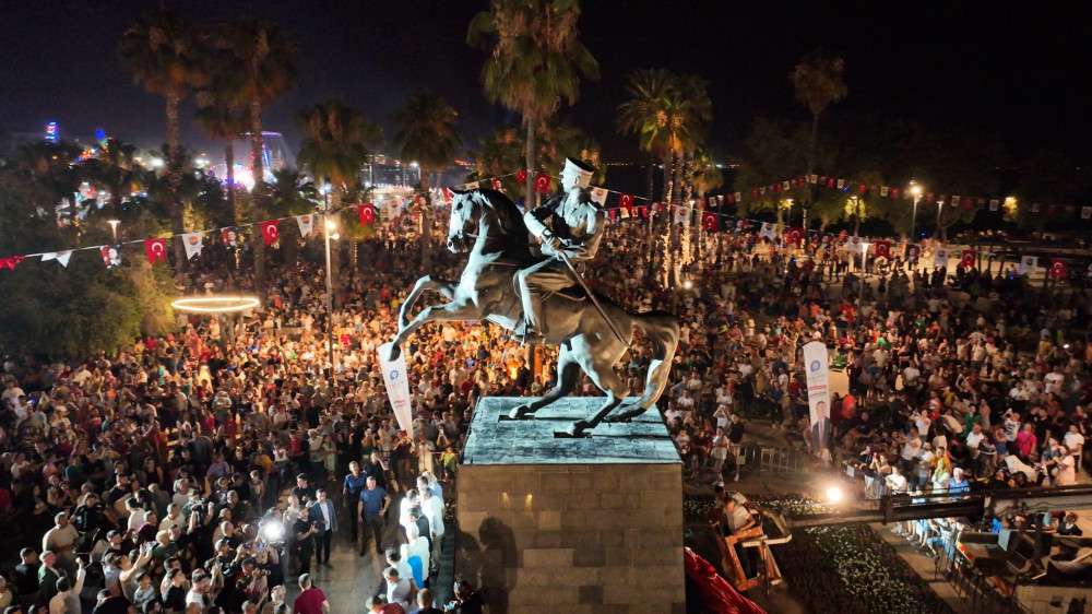 Finike, Cumhuriyet Meydanı’na kavuştu