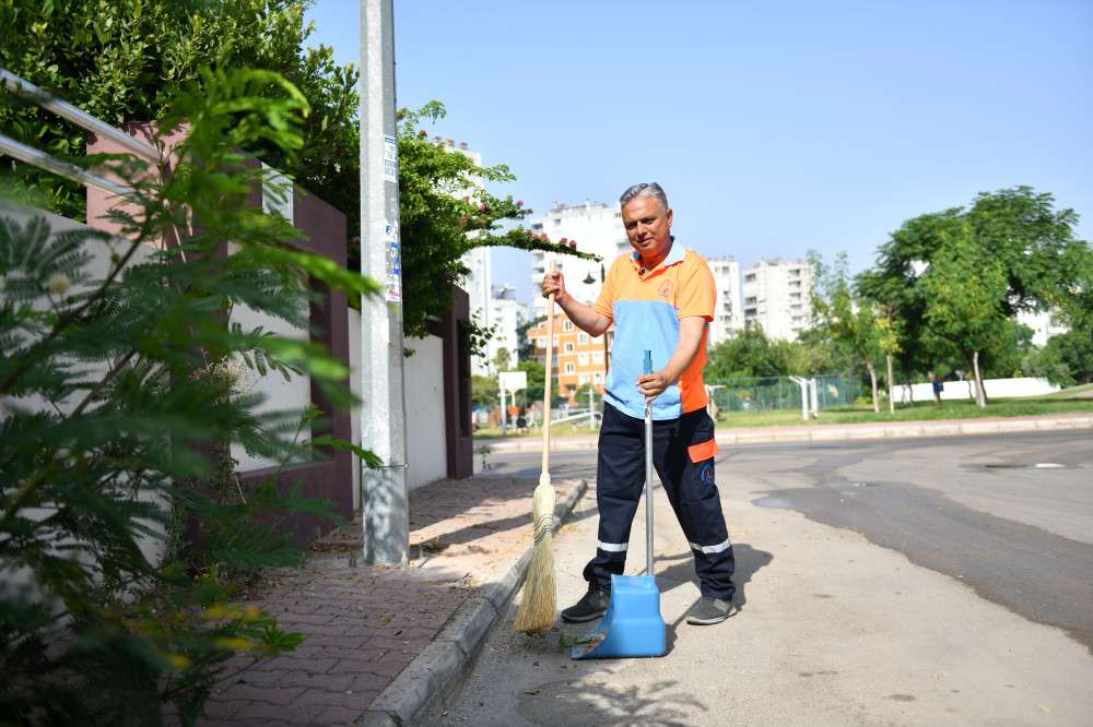 Uysal, önce siyaseti sonra sokakları süpürdü