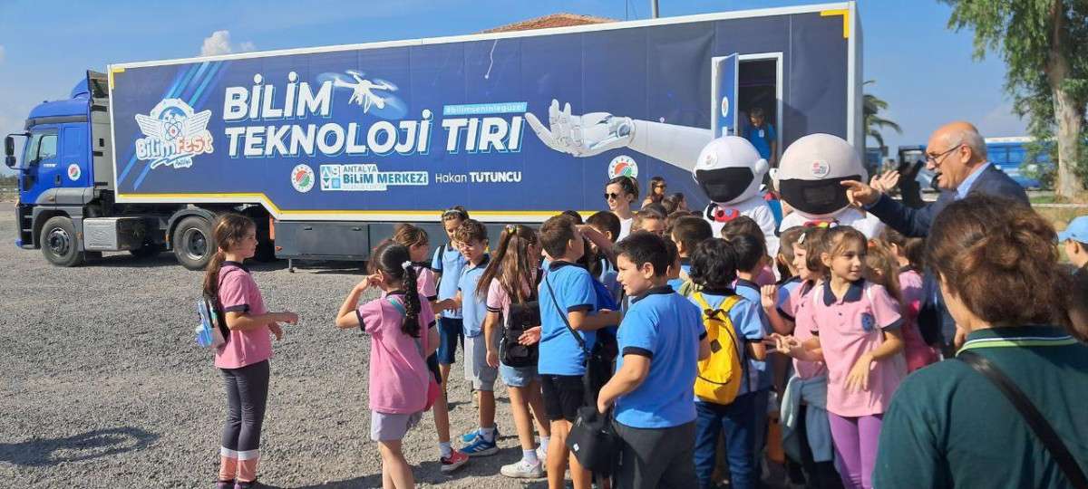 Bilim ve Teknoloji tırı İzmir Teknofest'e katıldı