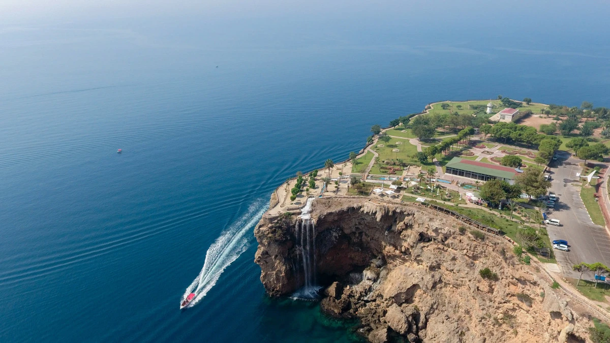 Antalya'da çiçekler sahada, hayaller desende