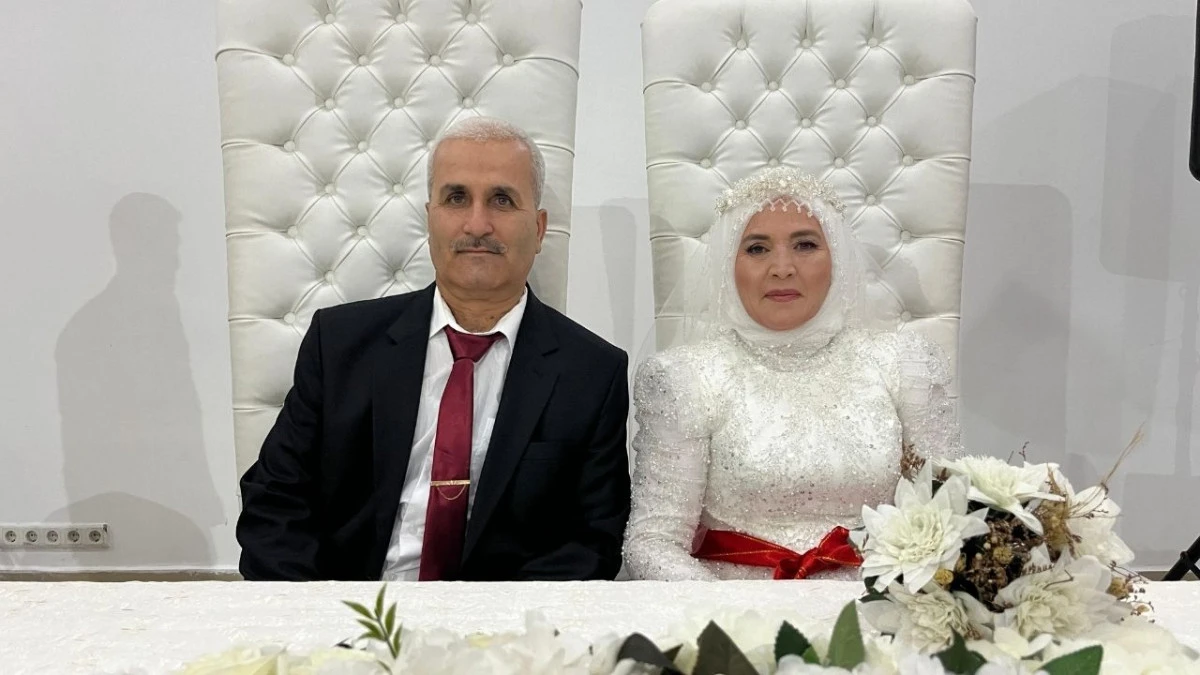 33 yıl sonra gelinlik ve damatlık giydiler  