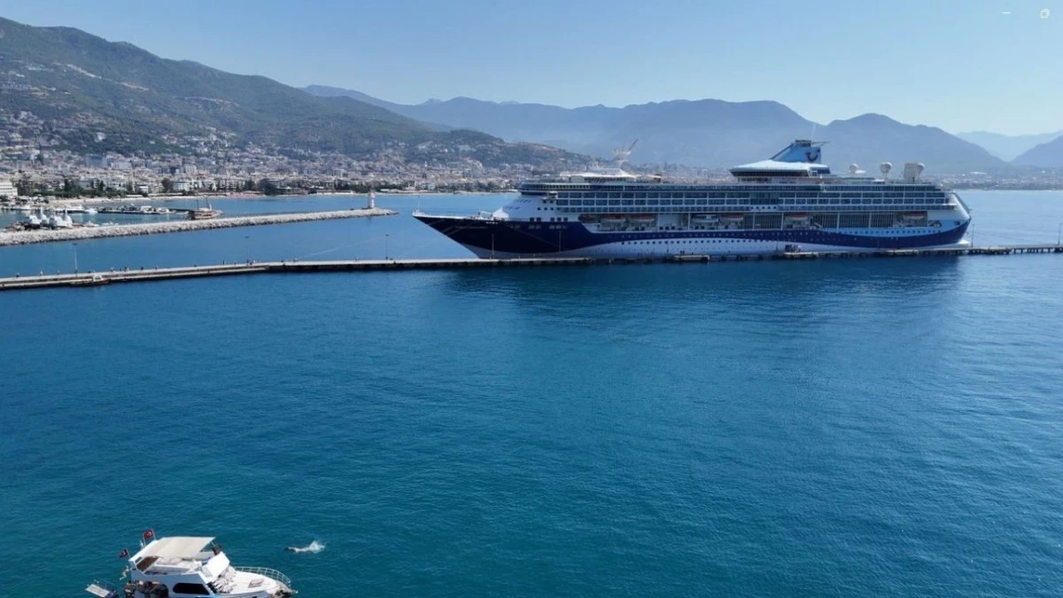 Bin 924 yolcu 734 mürettebatlı gemi Alanya'ya geldi  