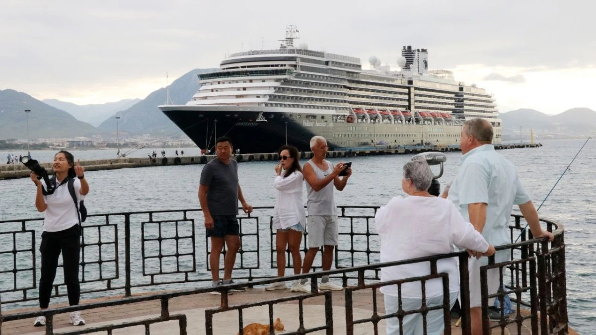 Kruvaziyerle 1878 turist Alanya'ya geldi  
