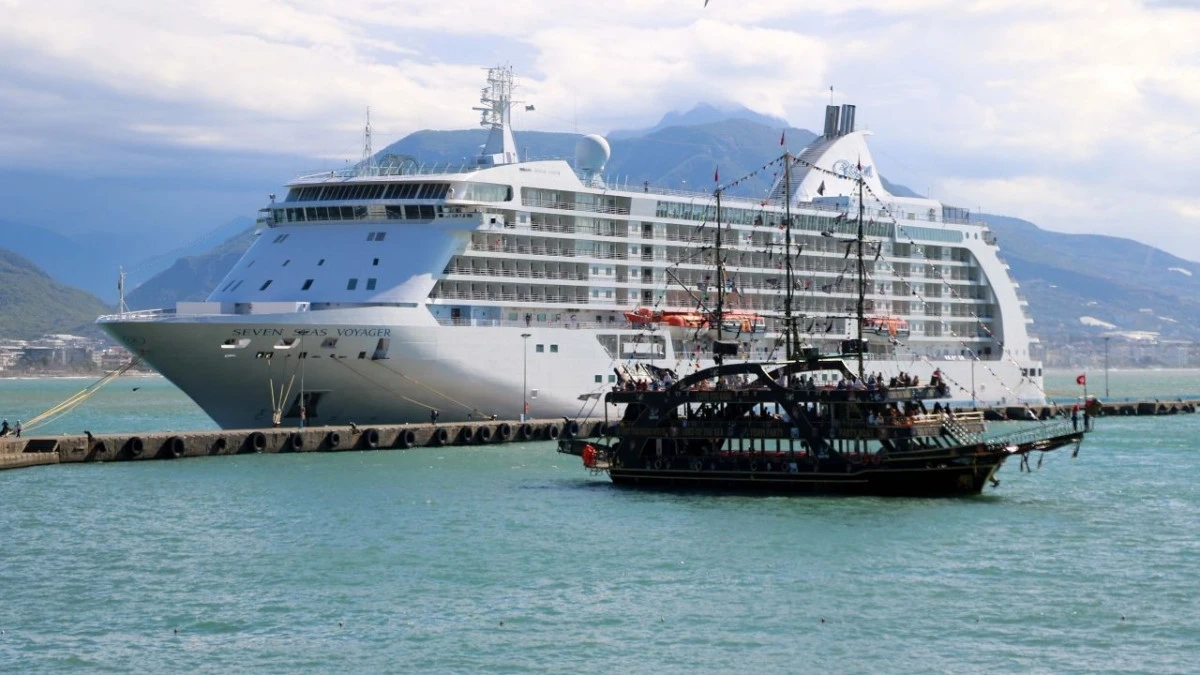 Kruvaziyerle 677 turist Alanya’ya geldi