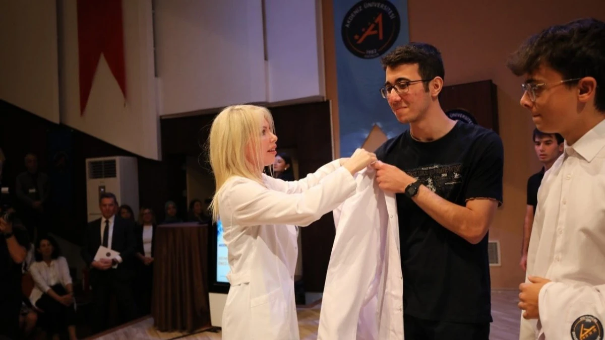 Genç hekim adayları beyaz önlüklerini giydi