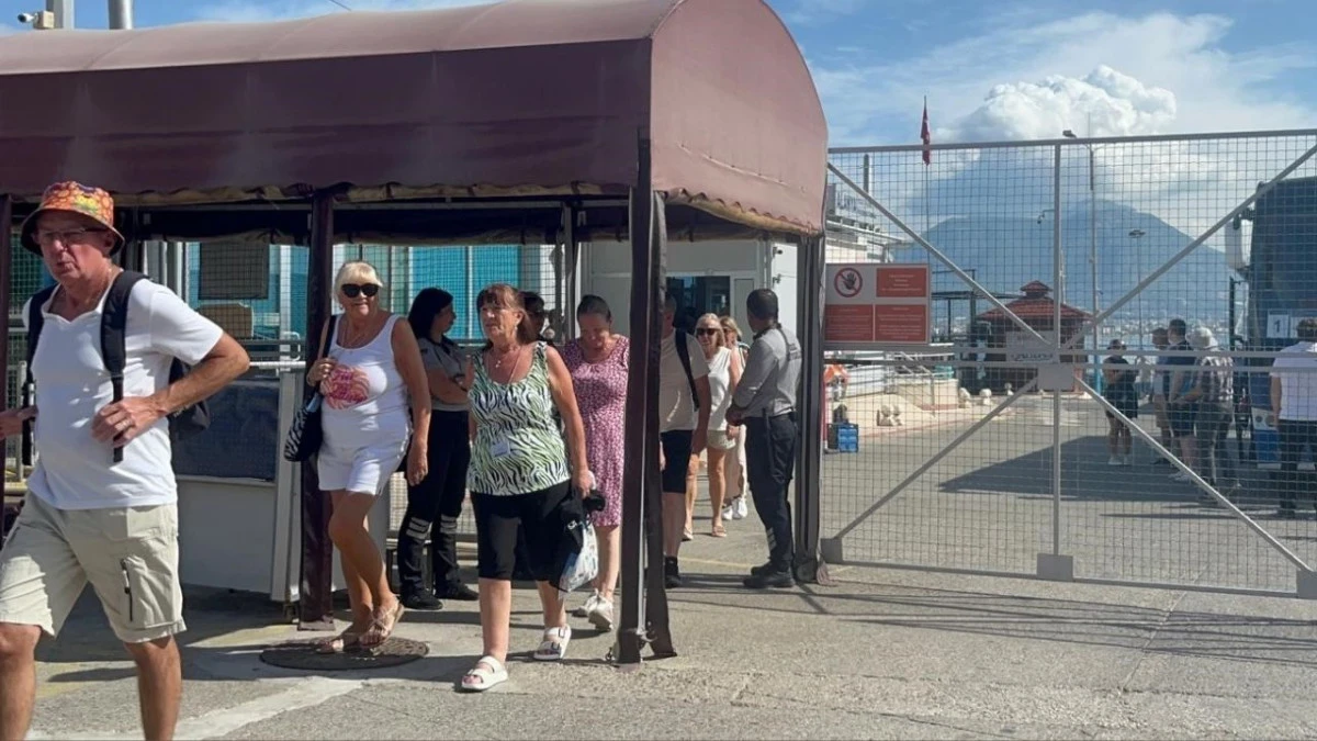 İngiliz turistleri taşıyan lüks kruvaziyer Alanya'ya demirledi