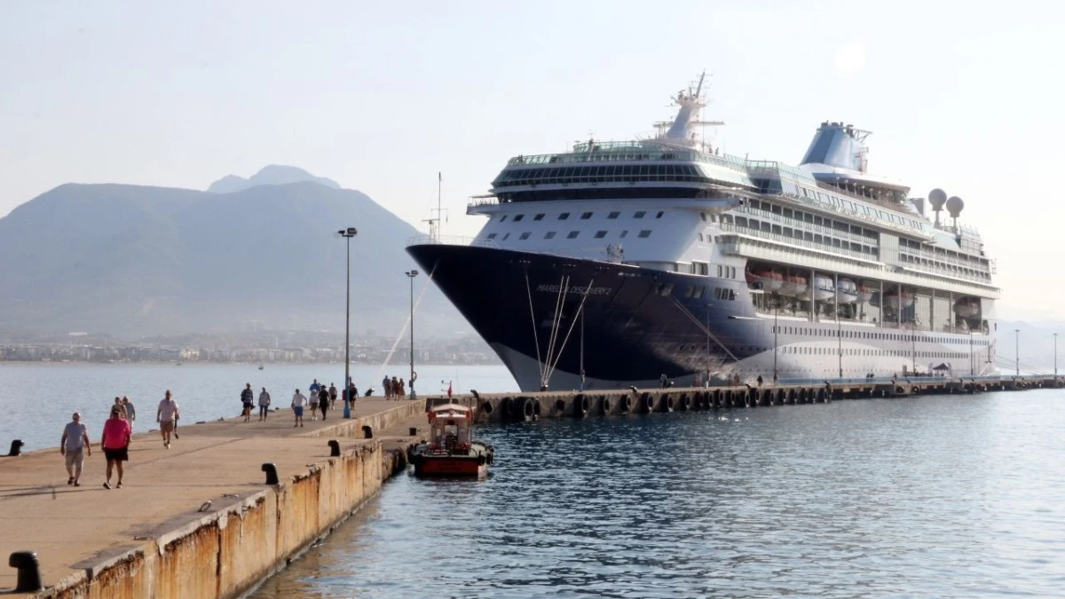 İngiliz turistler kruvaziyerle Alanya'da 