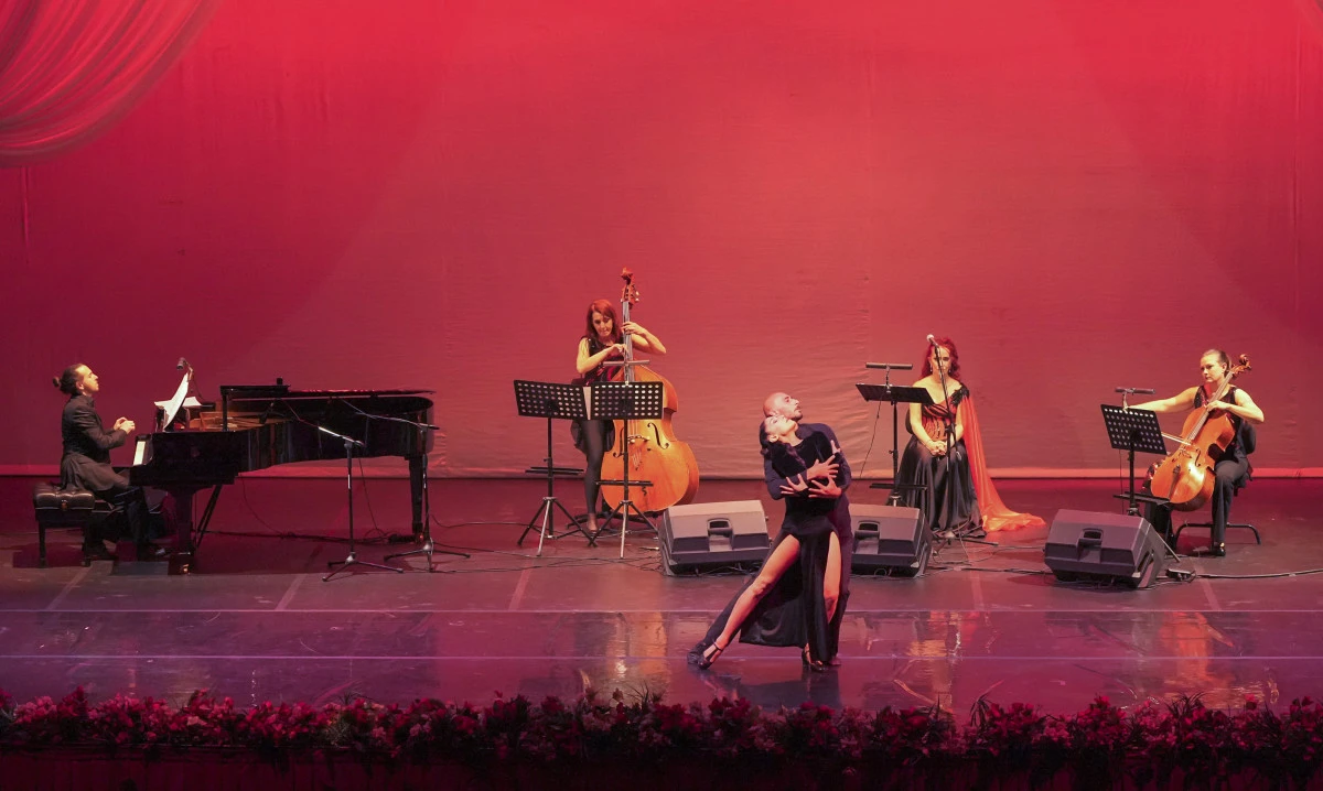 Antalya'da tutkunun dansı