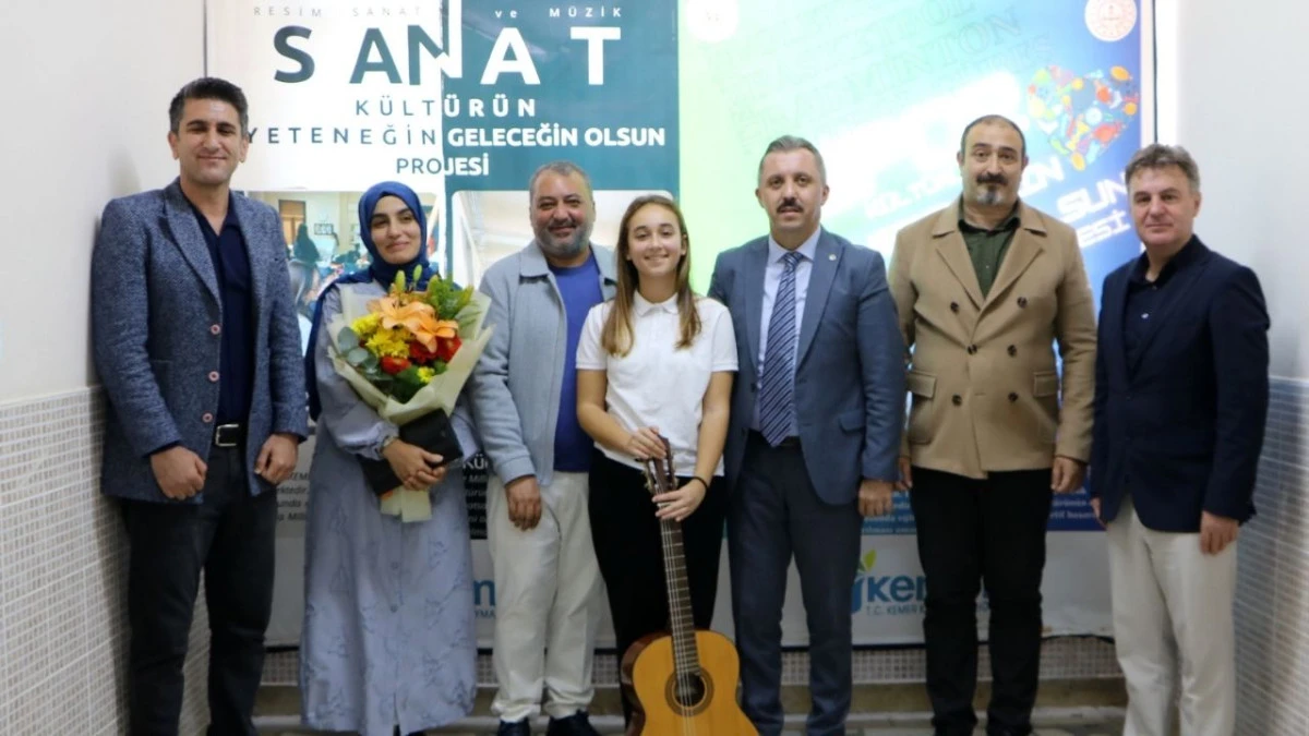 Kemer'de hayırsever aile okula müzik sınıfı yaptırdı 