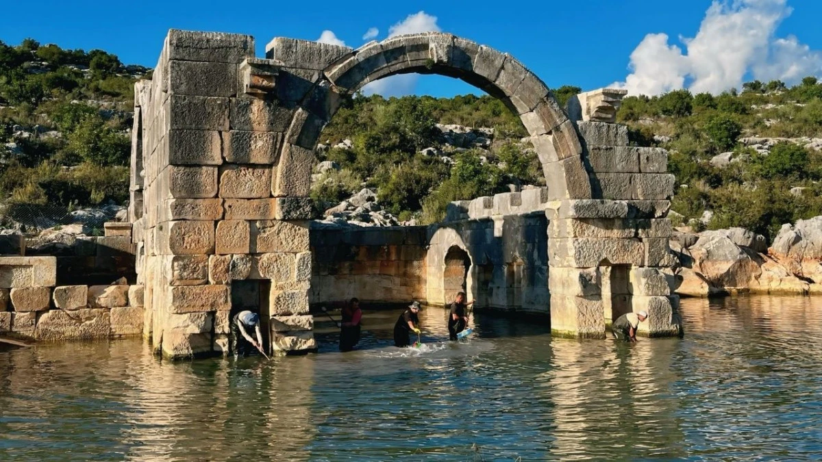 Antalya'da bin 850 yıllık antik havuz gün yüzüne çıkarıldı