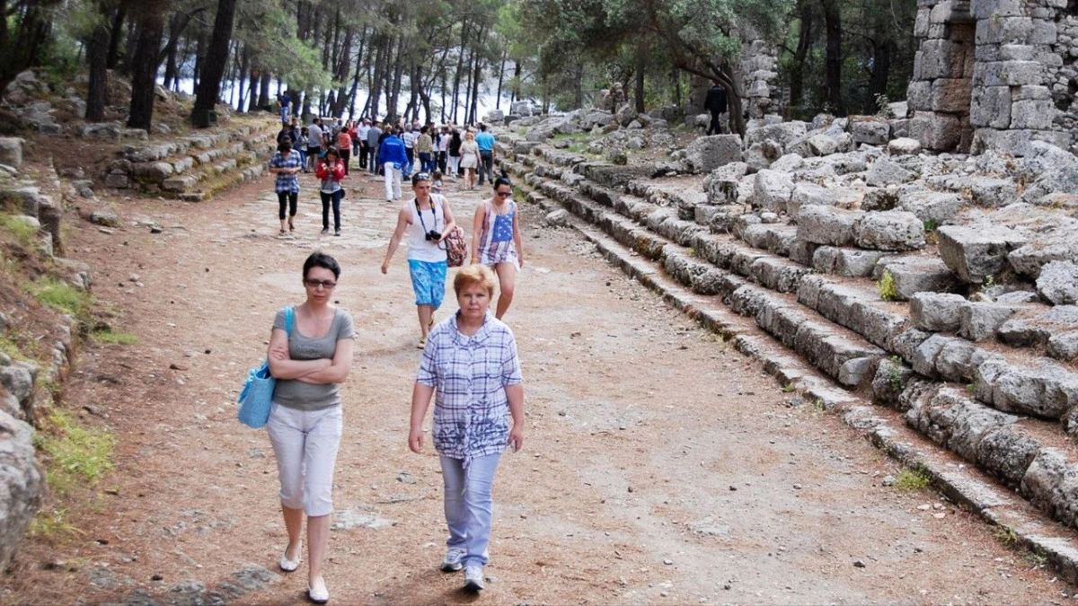 Kemer, 2025'te nüfusunun 90 katını ağırladı 