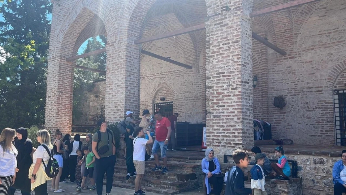 Alanya'da tarihi dokusunu koruyan cami yerli ve yabancı turistleri ağırlıyor