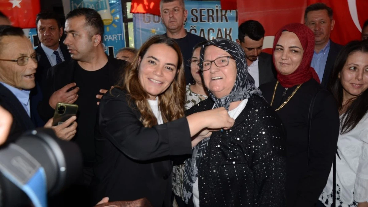 Serik'te İYİ Parti'ye katılanlara rozet