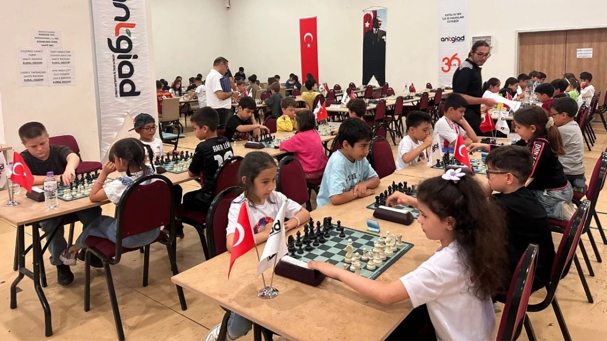 Antalya'da satranç tutkunları kıyasıya yarıştı 