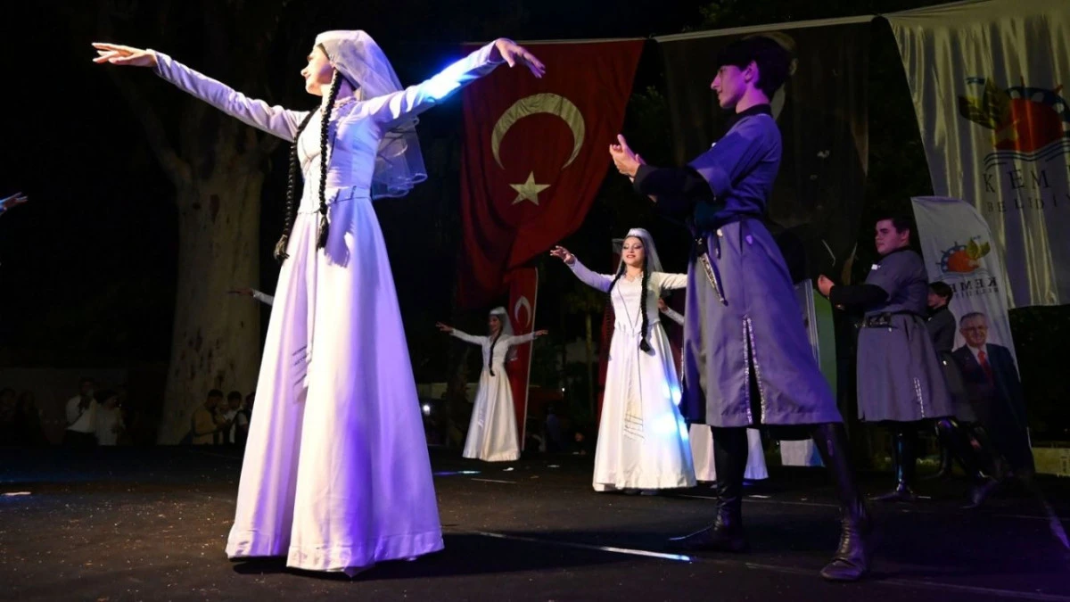 Art ve Aşk Festivali Gürcistanlı dansçılarla renklendi 