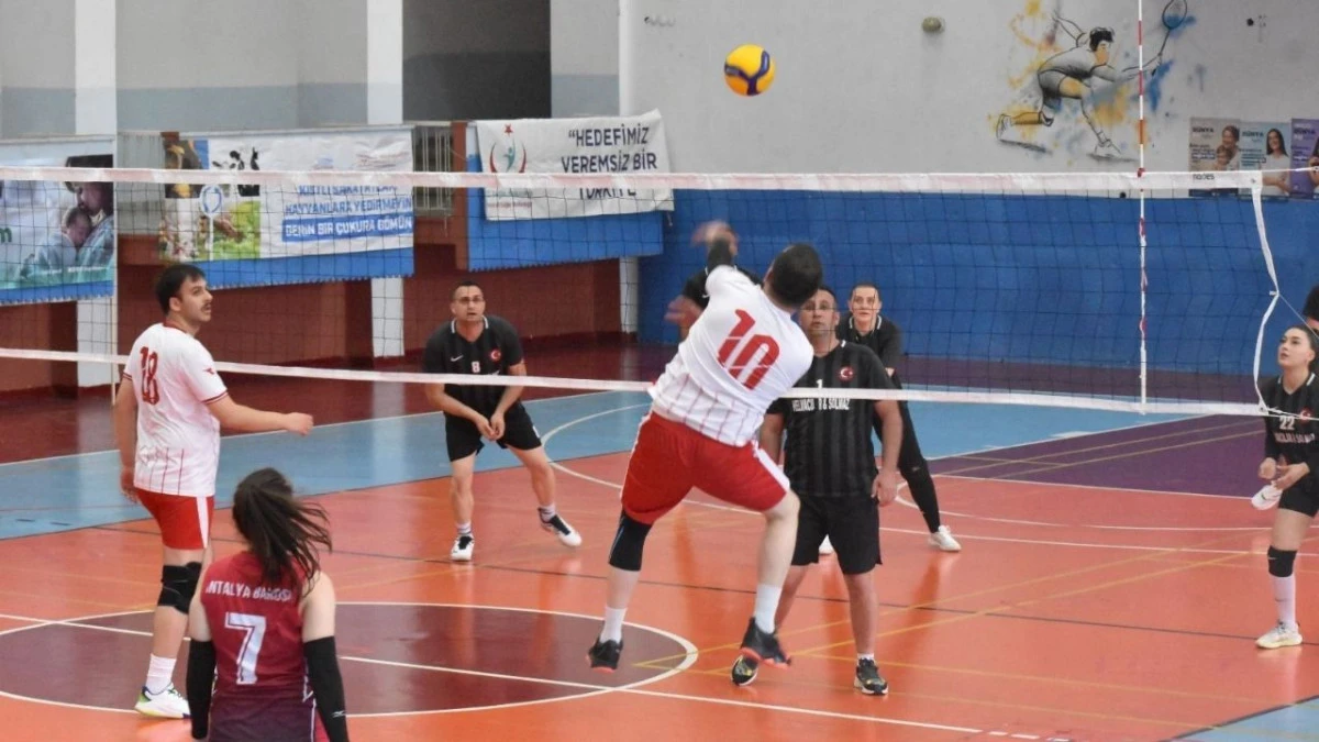 Antalya'da sağlıkçıların voleybol turnuvası başladı