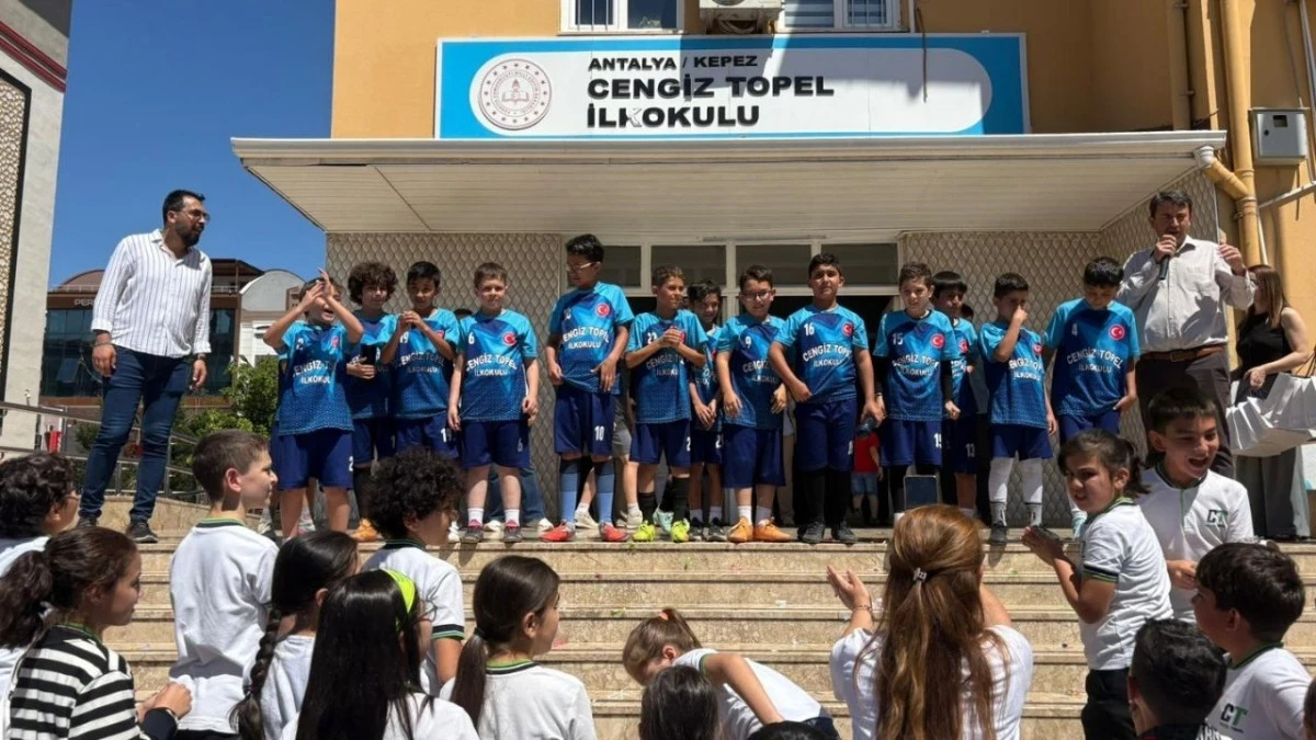 Kepez’de minik kramponların şampiyonu Cengiz Topel İlkokulu 