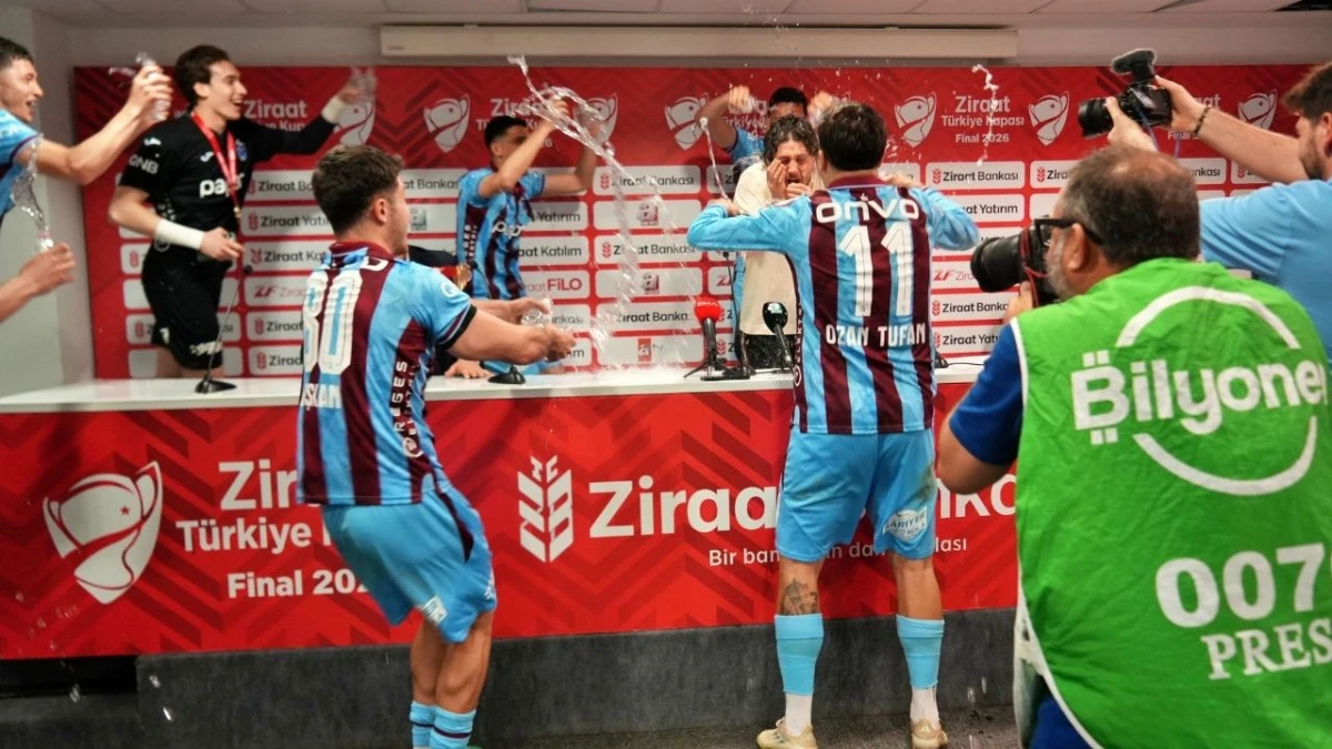 Trabzonsporlu futbolculardan basın toplantısında kutlama