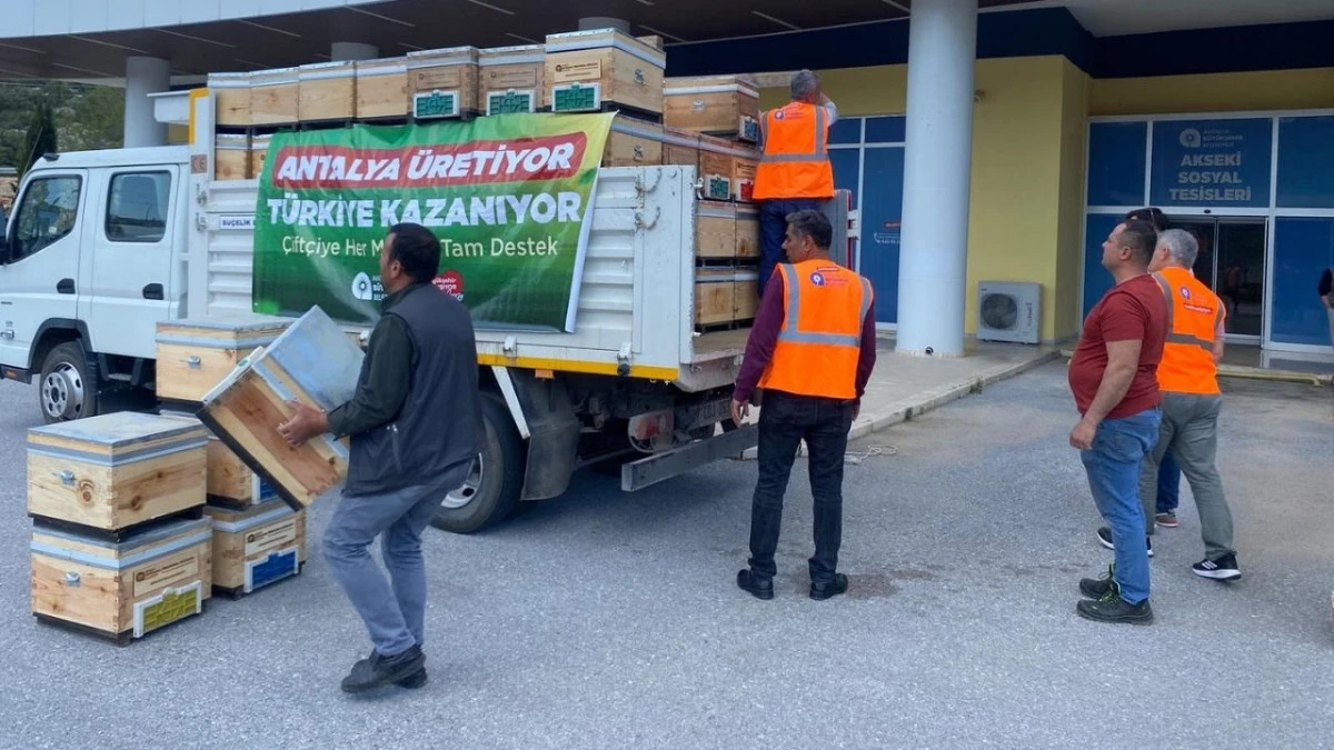 Büyükşehir’in arı kovanı destekleri devam ediyor