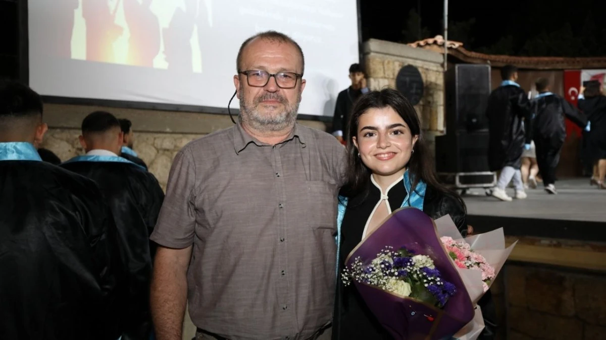 AÜ'de 59 erkek arasında tek kadın mezun
