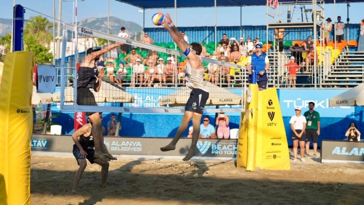 Alanya plajlarında voleybolun ustaları yarıştı 