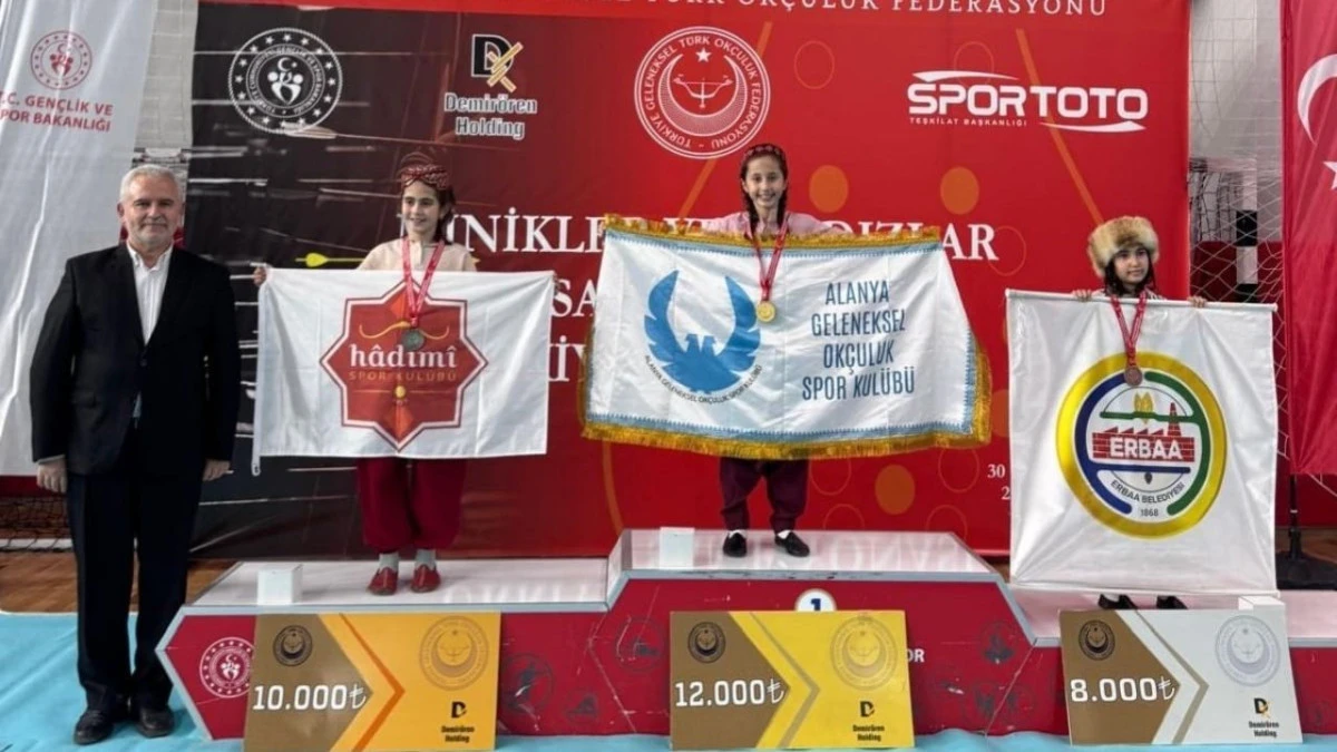 Alanya’nın minik okçuları kürsüde 